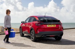 On the beach - Citroen e-C4